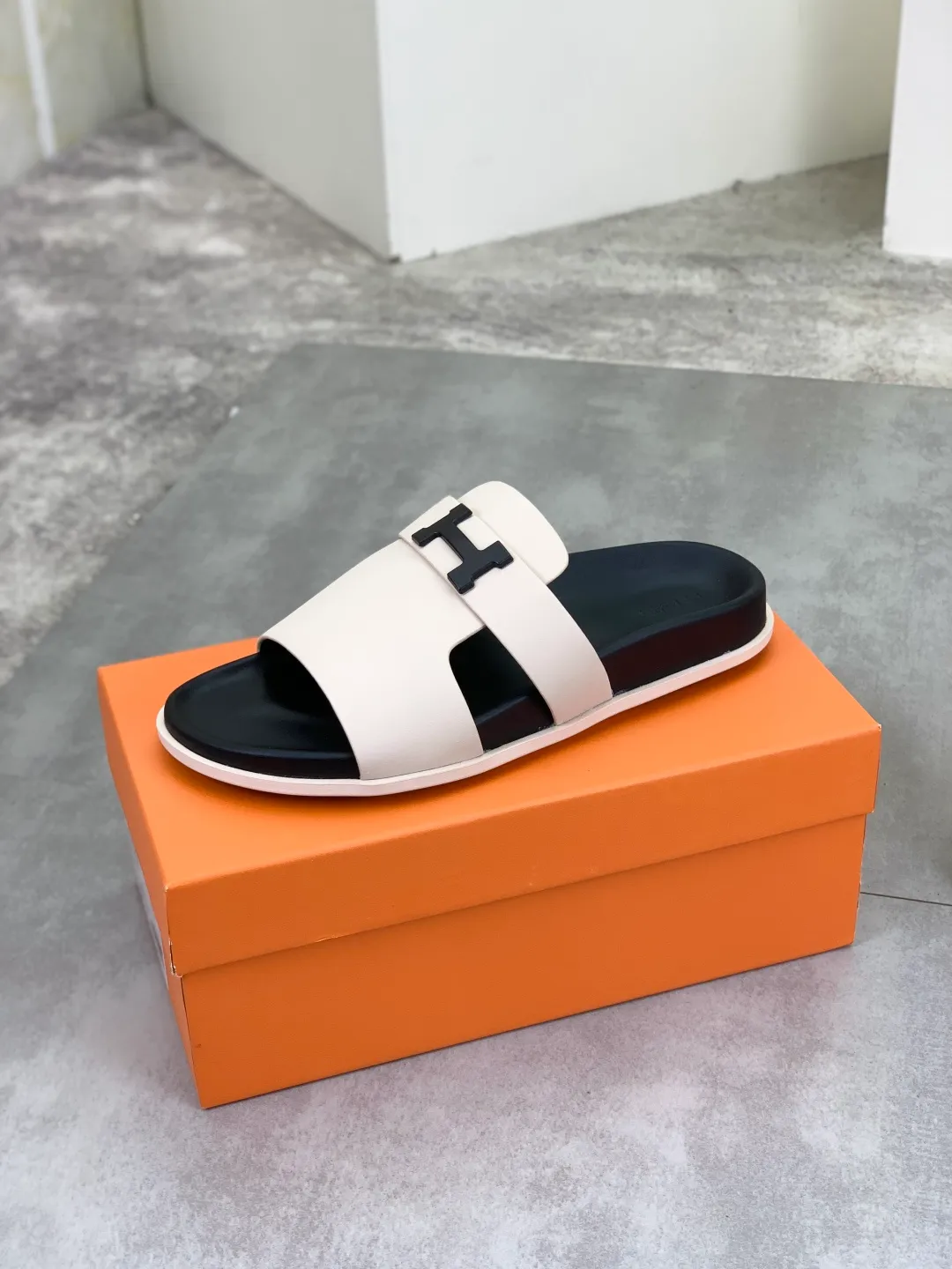 Men's shoes 💰P440 New [HERMES] high-end quality new Hermès slippers, made of imported silk calfskin, wear-resistant and non-slip rubber outsole. Fashionable and elegant code number: 39-44 (38 45 46 customized)